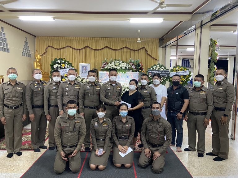 ร่วมงานสวดพระอภิธรรมศพ บิดาตำรวจ