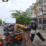 ประชาชนขอความช่วยเหลือเนื่องจาก รถยนต์น้ำมันหมด
