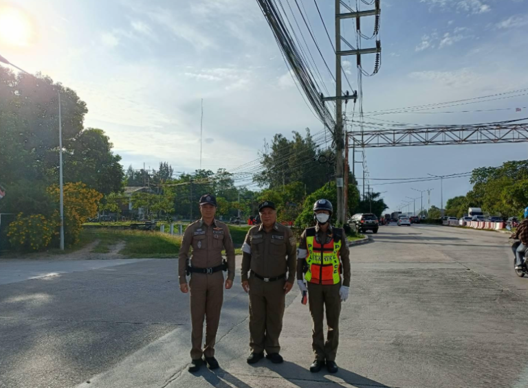 ลงพื้นที่ตั้งด่านตรวจและกวดขันวินัยจราจร เพื่อจับกุมผู้กระทำผิดกฎหมาย บริเวณถนนเสรี 1 ภายในพื้นที่ท่าเรือแหลมฉบัง