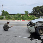 พนักงานสอบสวน พร้อมด้วยเจ้าหน้าที่ตรวจพิสูจน์หลักฐาน ร่วมตรวจสถานที่เกิดเหตุคดีจราจรทางบก