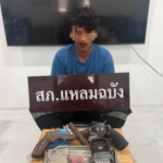ดสืบสวน สภ.แหลมฉบัง ร่วมกันปิดล้อมตรวจค้นบริเวณชุมชนอ่าวอุดม หมู่ 1 ต.ทุ่งสุขลา อ.ศรีราชา จว.ชลบุรี ร่วมกันจับกุม พร้อมด้วยของกลาง อาวุธปืนลูกโม่แบบไทยประดิษฐ์ จำนวน 1 กระบอก